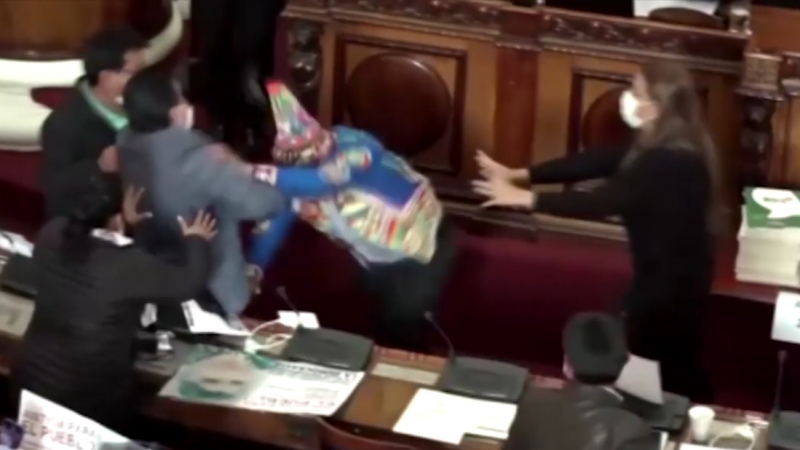 Scene uluitoare în Parlament. Aleșii bolivieni s-au luat la bătaie, fără să țină cont de nicio regulă (VIDEO)
