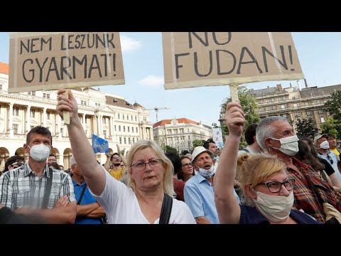 Mii de oameni au protestat la Budapesta împotriva planului Ungariei de a construi primul campus universitar chinez din Europa: „Nu Fudan! Vest, nu Est!”