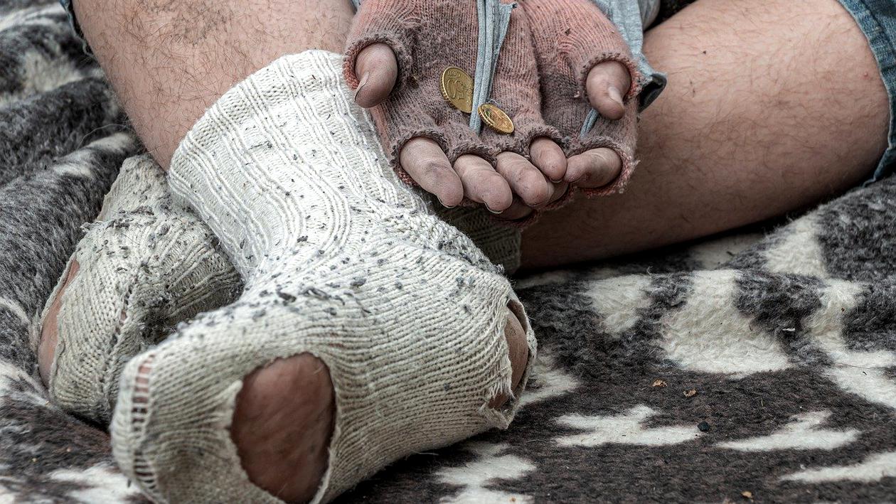 FOTO – VIDEO | Copii obligați să cerșească, câte 12 ore pe zi, la semafoarele din Capitală, iar patru fete au fost agresate sexual. Pentru a impresiona, foloseau păpuși pe post de bebeluși. Cine se află în spatele rețelei
