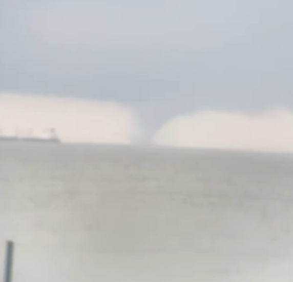 Tornadă uriașă, deasupra Mării Negre, în Ucraina, a fost surprinsă de localnici