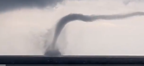 O tornadă a fost surprinsă de marinari deasupra Mării Negre
