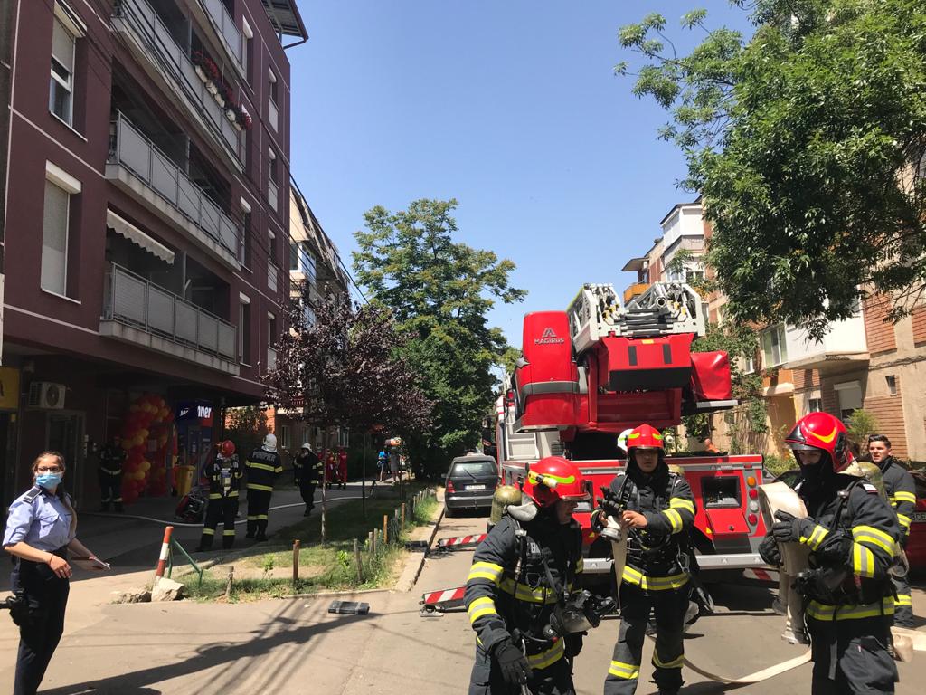 Aproape 30 de locatari ai unui bloc din Timișoara au fost evacuați, după un incendiu izbucnit la mansardă (FOTO)
