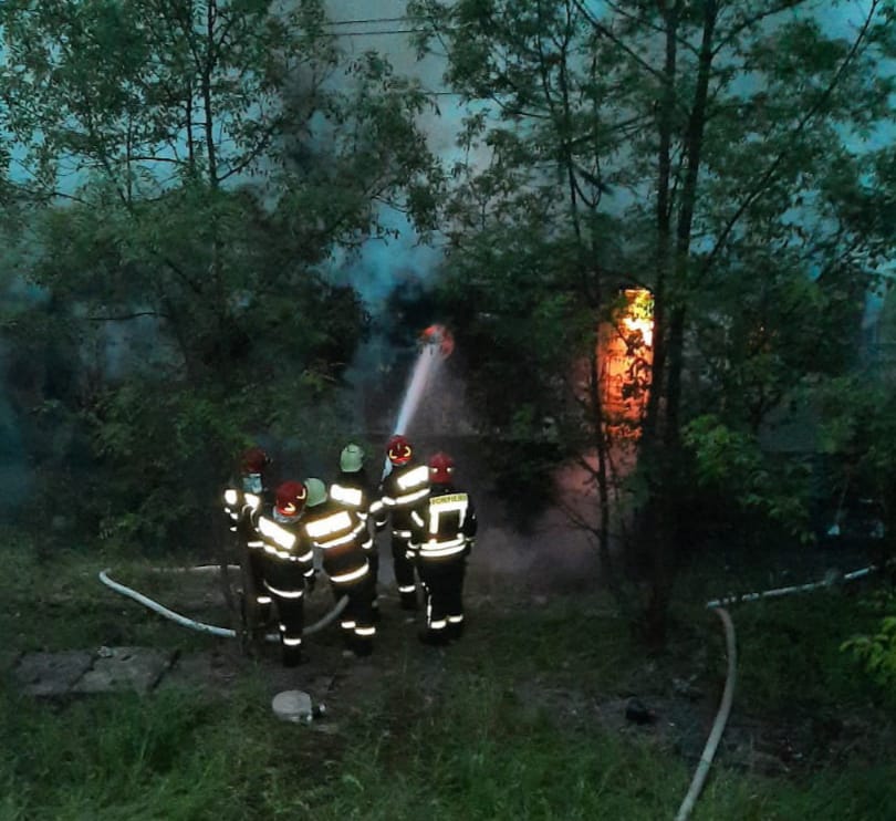 Locomotiva unui tren încărcat cu cereale a luat foc, într-o gară din Caraș-Severin. Vagoanele nu au fost afectate de flăcări (FOTO-VIDEO)