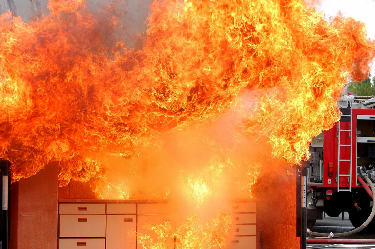 8 ȘTIRI DE LA ORA 8. Incendiu în Timiș, la hala unui producător de frigidere