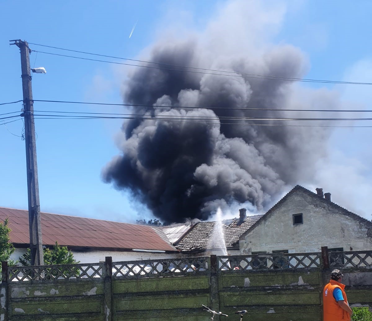 Alertă de nor toxic în Caraș-Severin în urma unui incendiu. ANM: Norul se deplasează spre sud-est