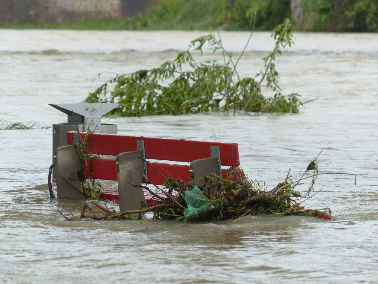 Cod portocaliu de inundații pe râuri din 18 județe, până duminică noapte. Alte zone sunt sub cod galben, până luni