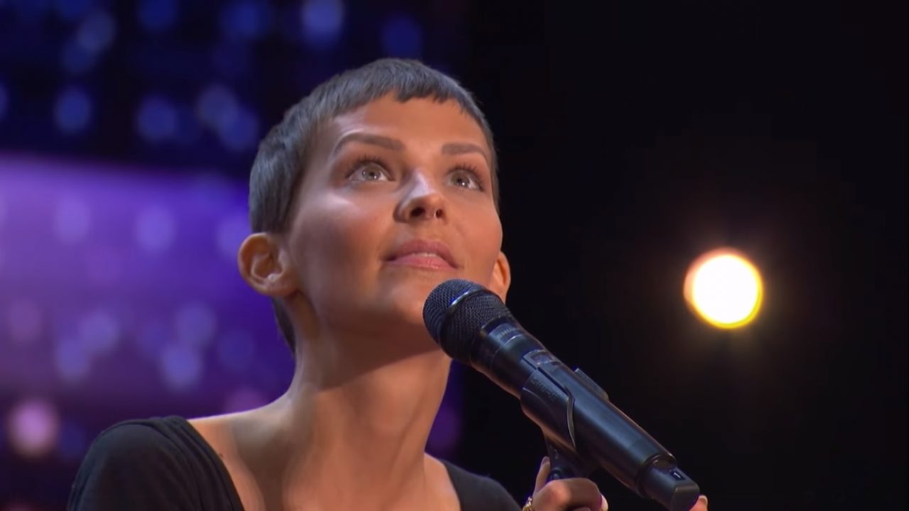 O tânără bolnavă de cancer a făcut senzație la America’s Got Talent. „Șansele mele de supraviețuire sunt de 2%, dar 2% nu înseamnă 0%” | VIDEO