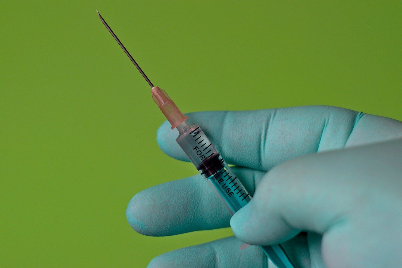 Medic german, concediat și trimis în judecată după ce a vaccinat anti-Covid un copil de 9 ani. Limita de vârstă e de 12 ani