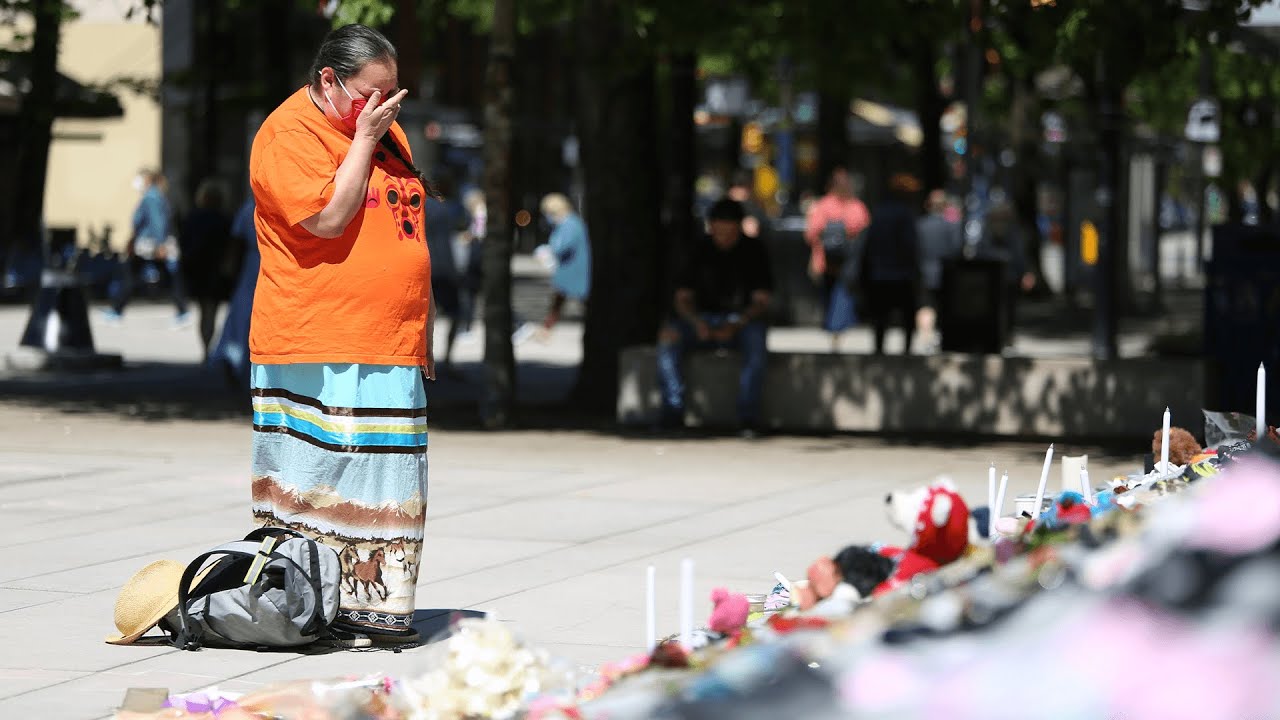 Un grup indigen a descoperit 751 de morminte nemarcate la o fostă școală rezidențială catolică: „Vedem rezultatele genocidului comis de Canada”