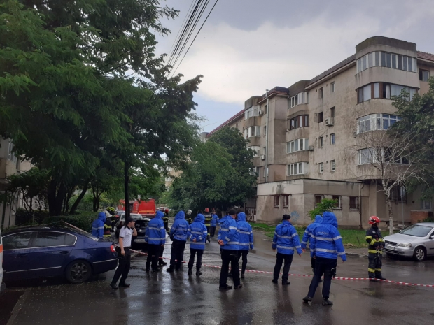 VIDEO| Explozii subterane la baza unui bloc, în Constanța. Focul a început să iasă din pământ