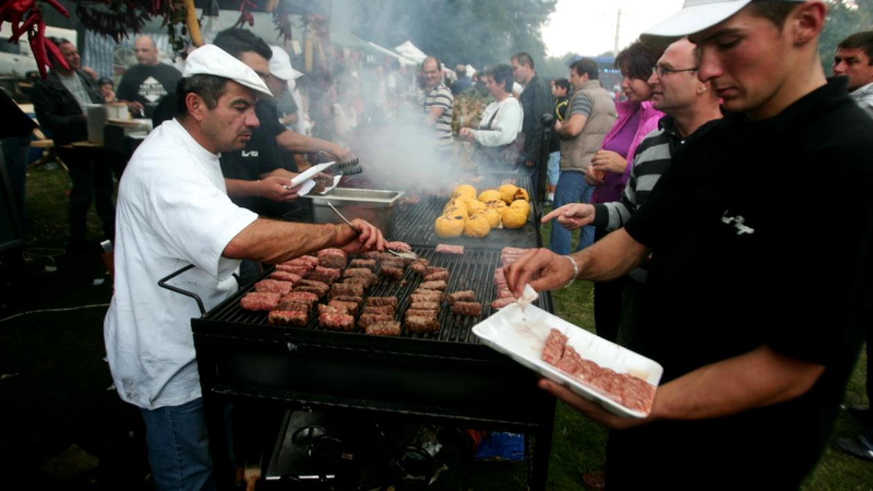Mici gratis la Obor, pentru cei care se vaccinează în Piață. Anunțul primarului