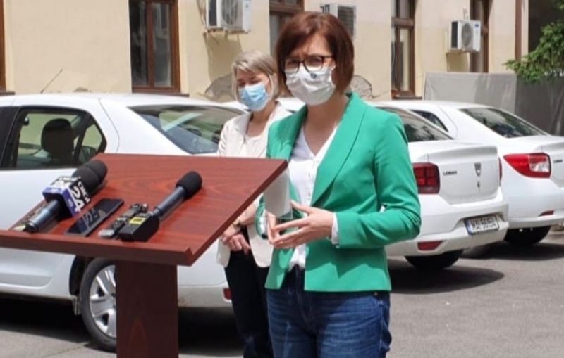 Viralul zilei, oferit de ministrul Sănătății. Ioana Mihăilă s-a așezat greșit la pupitru, în timpul unei conferințe de presă / Ce imagini apar pe contul de Facebook al MS (VIDEO)
