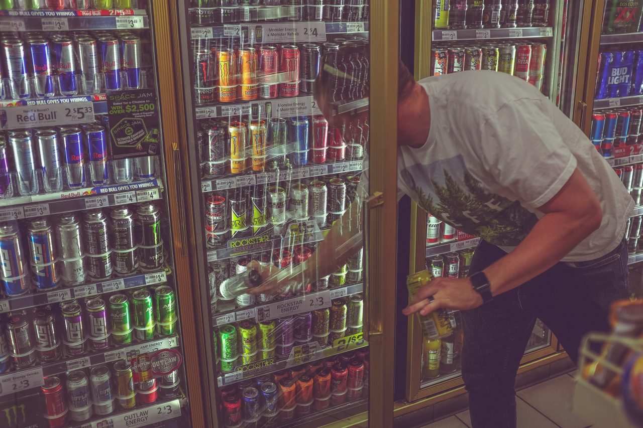 O persoană, în vârstă de 55 de ani, a consumat câte 12 doze de energizant pe zi, timp de un an. Ce i s-a întâmplat bărbatului