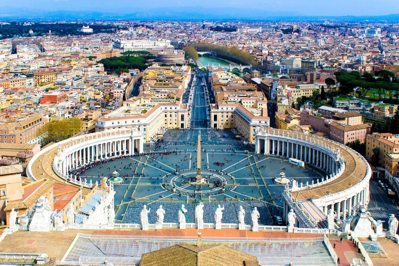 Panică la Vatican. Un bărbat înarmat cu mai multe cuţite a început să amenințe că-i va ucide pe turiștii din Piața Sfântul Petru