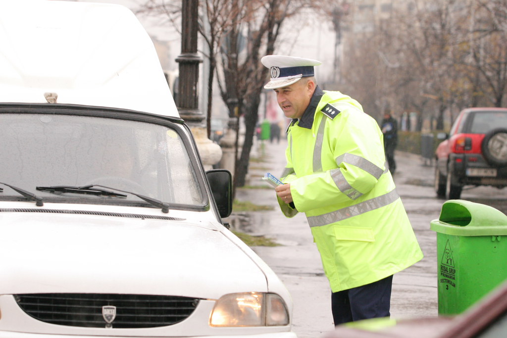 S-a ascuns sub mașină de frica polițiștilor. Ce explicație halucinantă a dat un șofer beat oamenilor legii când i-au cerut să sufle în etilotest