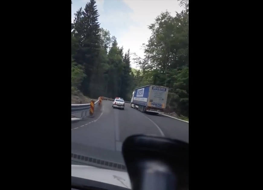 Mașină de Poliție, filmată când depășește pe linie continuă, într-o curbă (VIDEO)