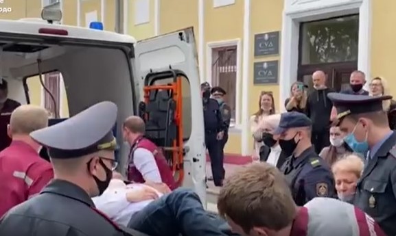 Prizonierul politic Stepan Latypov și-a înfipt un pix în gât în timpul procesului de la Minsk (VIDEO)