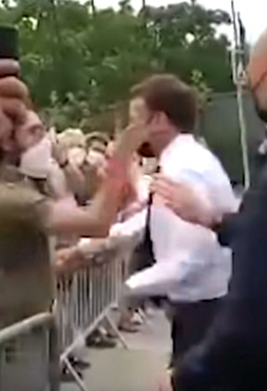 O instanță franceză l-a condamnat la 4 luni de închisoare pe bărbatul care l-a pălmuit pe Emmanuel Macron. Ce a declarat agresorul