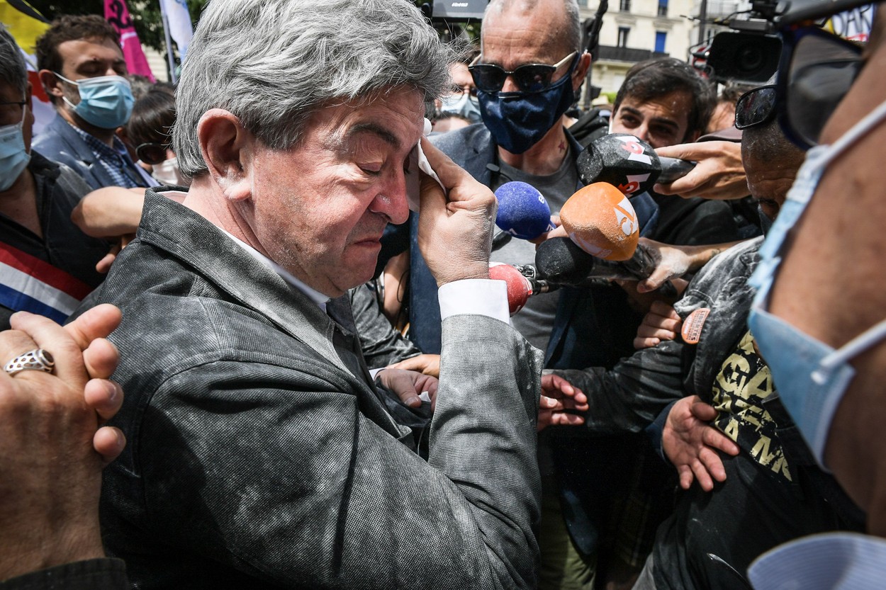 După Emmanuel Macron, încă un politician francez devine ținta unui atac. Lider al stângii, acoperit cu făină în timpul unui marș | VIDEO