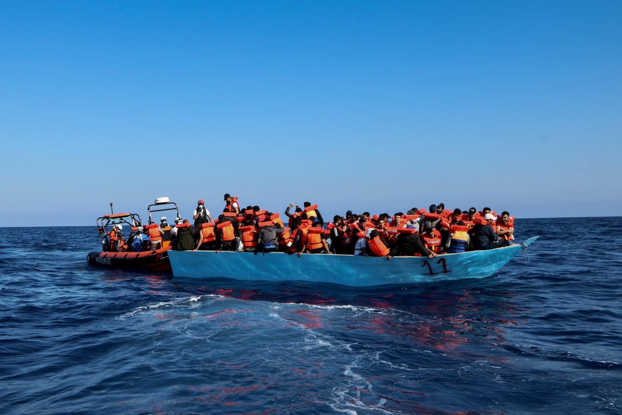 Aproape 600 de migranți au traversat Canalul Mânecii către Marea Britanie într-o singură zi