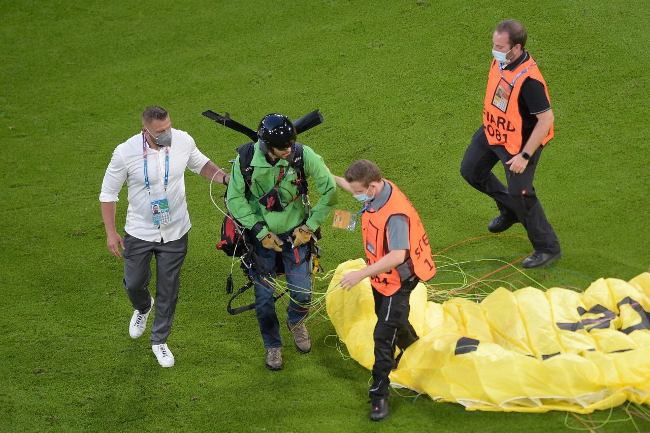 Protest cu parașuta la un meci EURO 2020: Mai multe persoane au ajuns la spital – FOTO/VIDEO