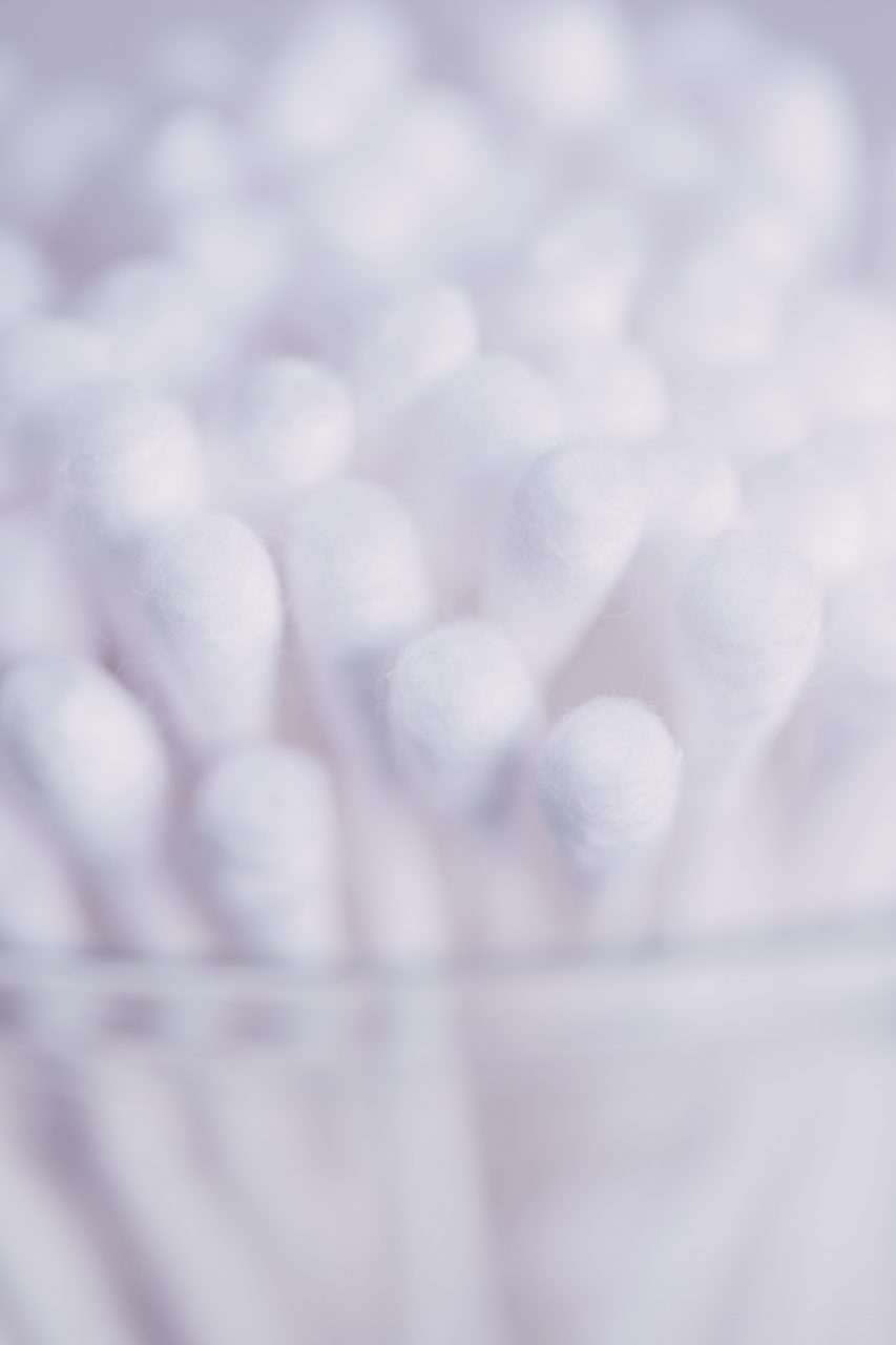 Produsele din plastic vor fi interzise începând cu 3 iulie. Beţişoarele de urechi vor dispărea din magazine