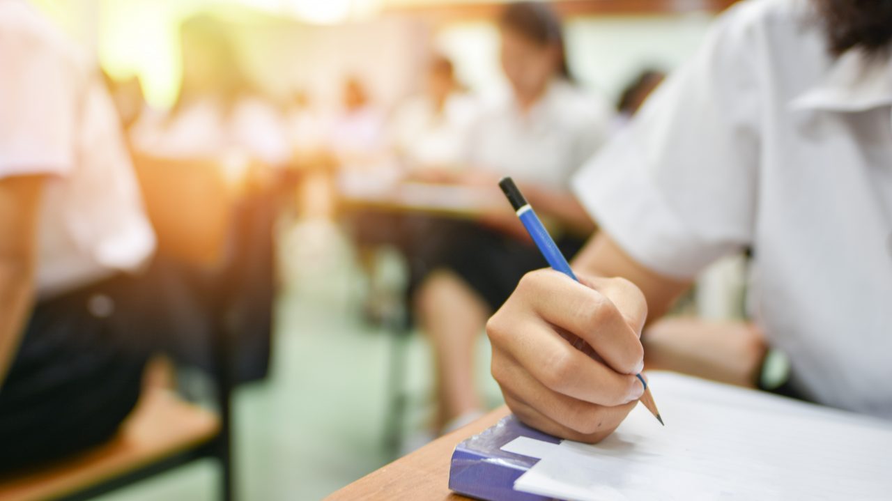 Despăgubiri de 10.000 de euro pentru doi elevi cărora le-a fost scăzută nota la purtare