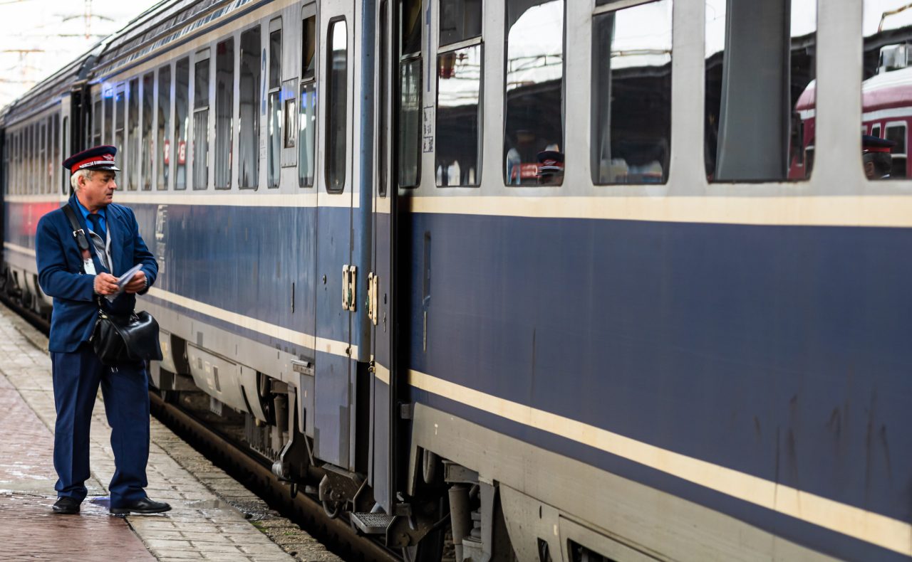 Sindicaliștii din transportul feroviar protestează marți în fața Ministerului Transporturilor