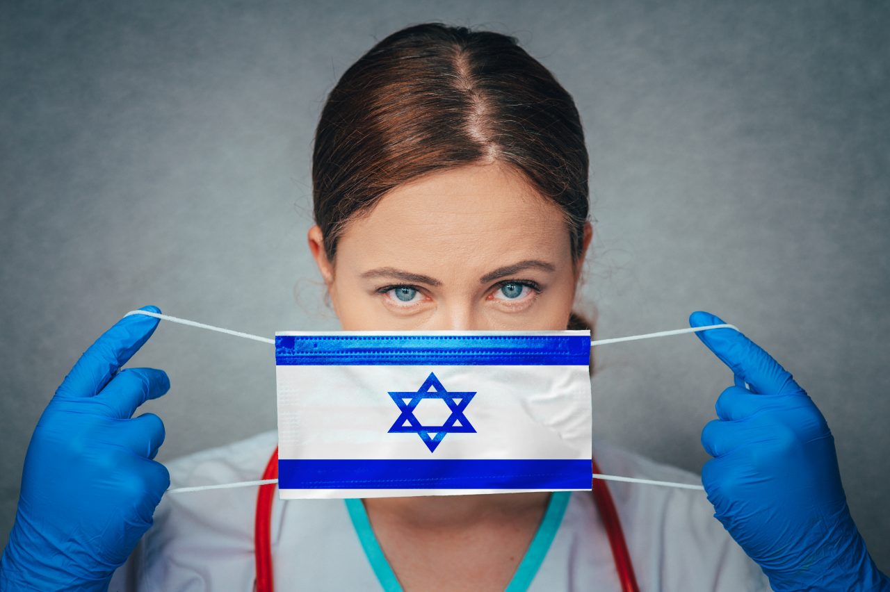 Masca redevine obligatorie în spațiile închise din Israel. Măsura fusese eliminată acum două săptămâni