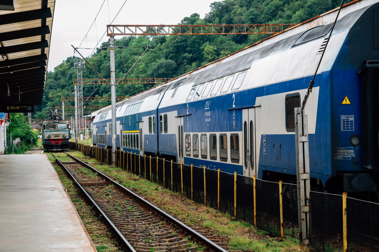 Circulația trenurilor, afectată de vremea severă. Probleme pe mai multe magistrale feroviare din cauza copacilor prăbușiți după furtuni | GALERIE FOTO
