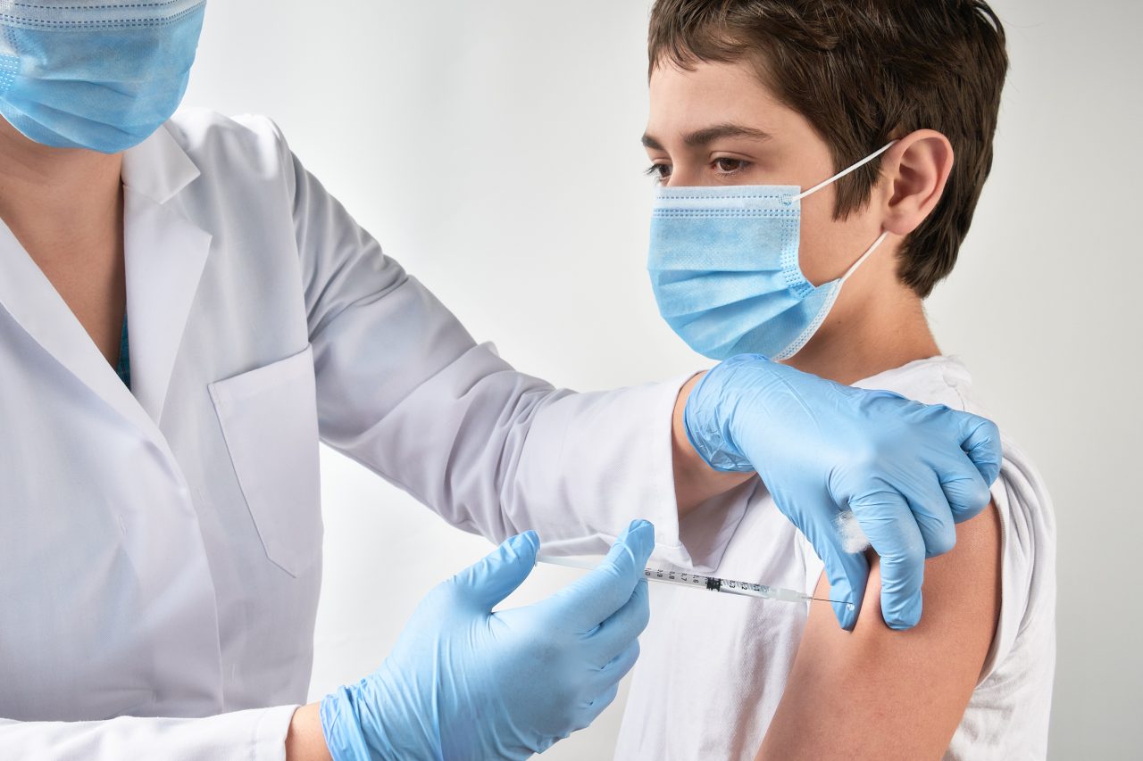 A treia doză ar putea fi necesară pentru cei imunizați AstraZeneca după ce compania a început testarea unui vaccin pentru varianta Beta a coronavirusului