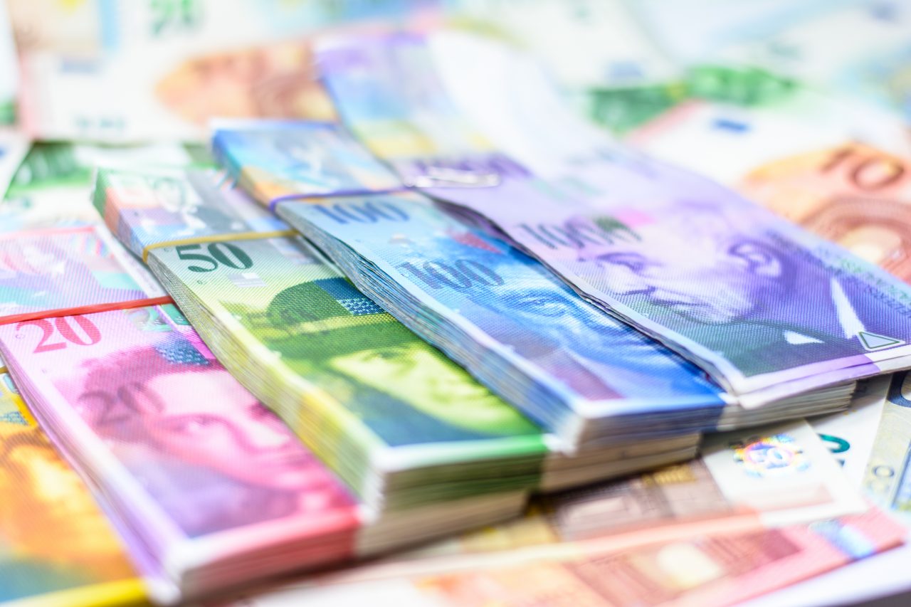 Românii cu credite în franci elvețieni ar putea primi înapoi banii din diferența de curs. Ce a decis o instanță din țară și care a fost reacția bancherilor