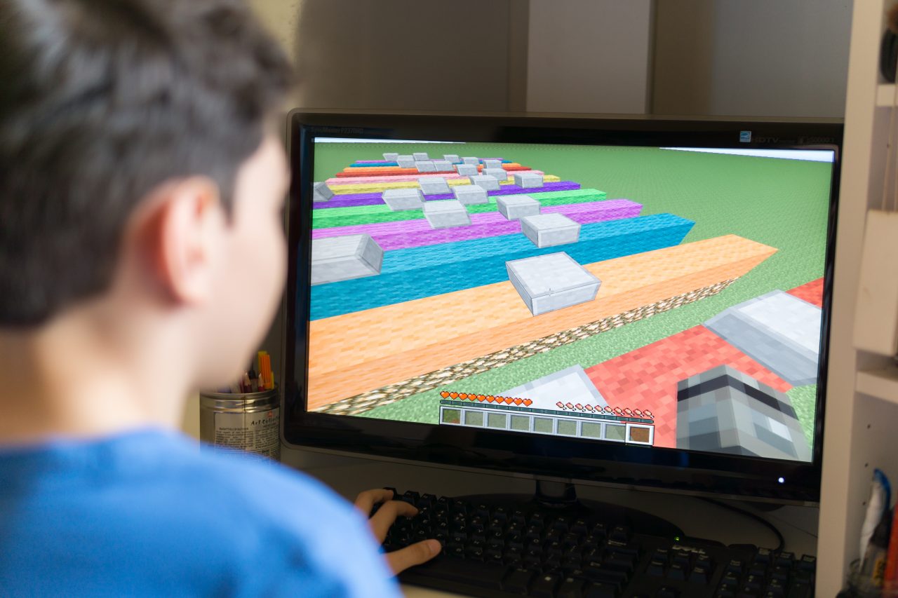 Jocurile video gen Minecraft, Roblox sau Fortnite, posibile capcane pentru copii. Care sunt pericolele care îi pândesc online
