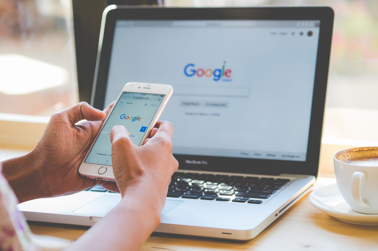 Google lansează în România Google News Showcase, un nou program dedicat industriei media