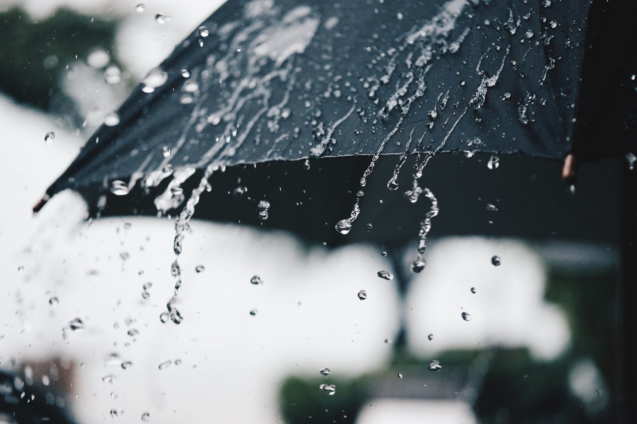 Se schimbă vremea în România! Meteorologii ANM au anunțat ploi și descărcări electrice