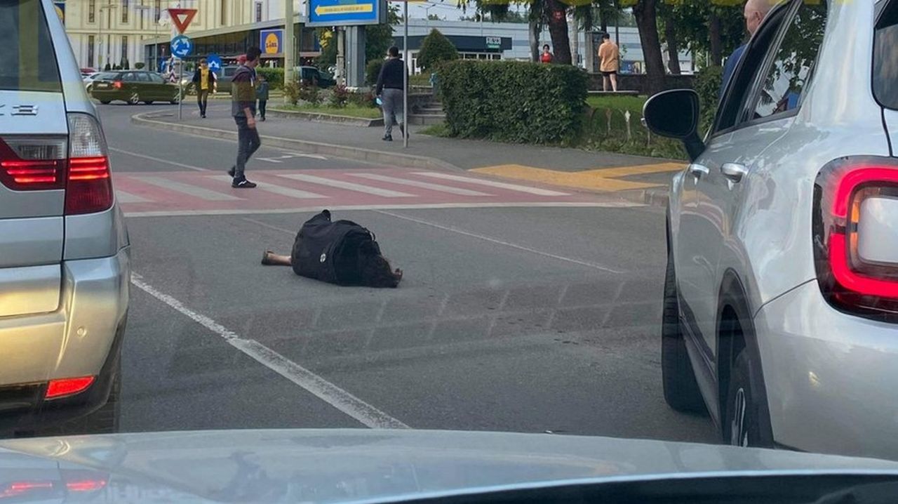 Imaginea indiferenței. Femeie căzută pe șosea, ignorată de șoferi și pietoni