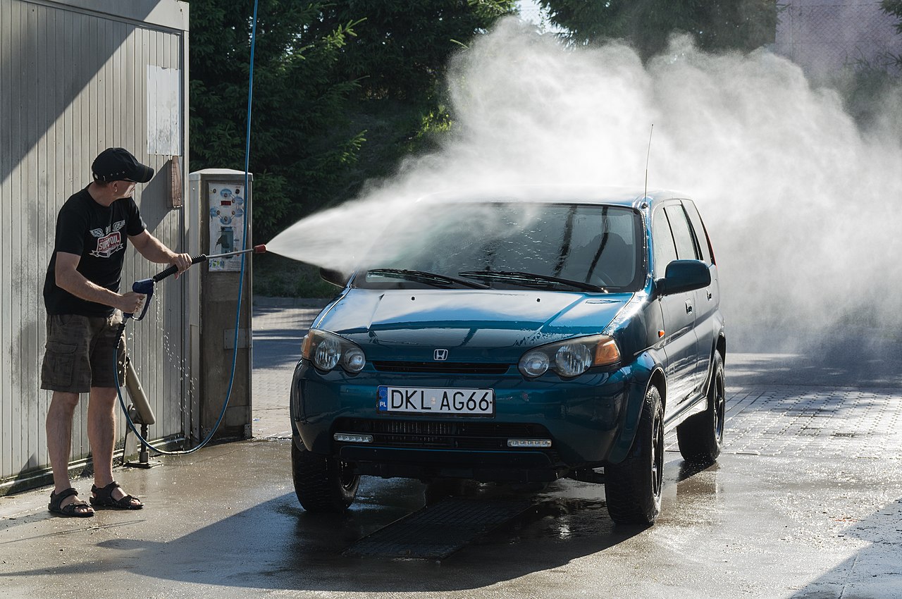 Români tratați ca sclavi într-o spălătorie auto din Anglia. Obligați să lucreze fără protecție cu substanțe atât de periculoase încât le-au „mâncat picioarele”
