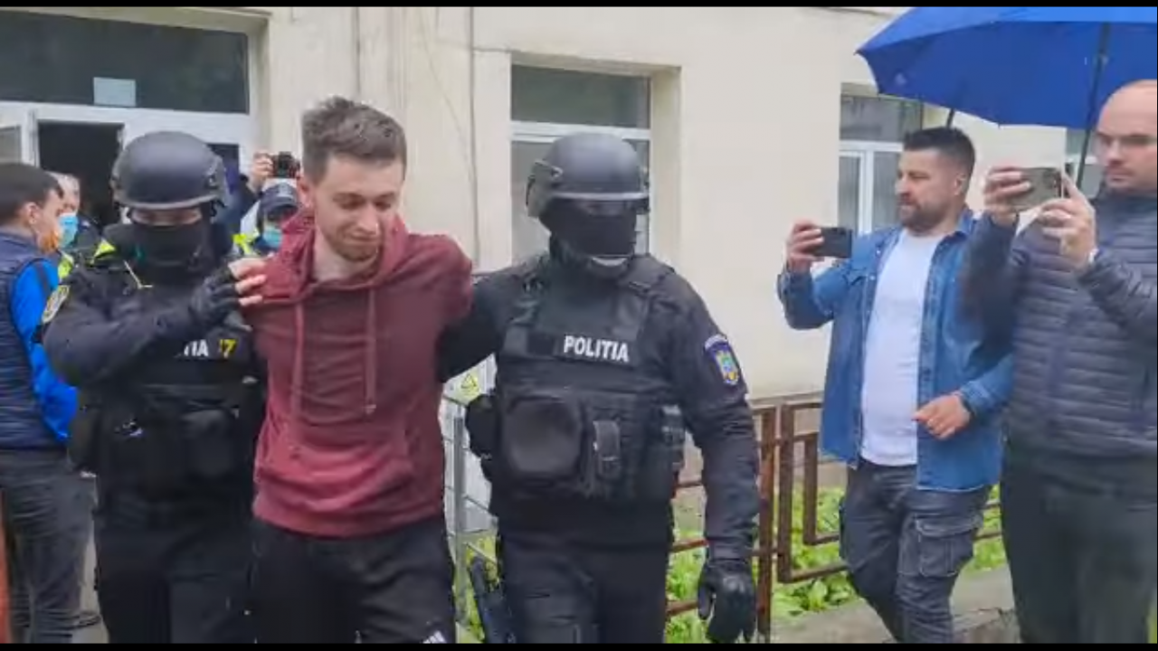 Un șofer drogat a făcut ravagii pe străzile din Iași. Tânărul a lovit 15 mașini și un tramvai, apoi a încercat să fugă (VIDEO)