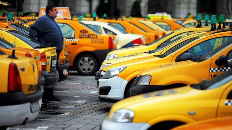 Sute de taximetriști protestează în Piaţa Constituţiei şi Piaţa Victoriei / Cer modificarea legii în cazul Uber și Bolt: „Piața este sub ASEDIU”