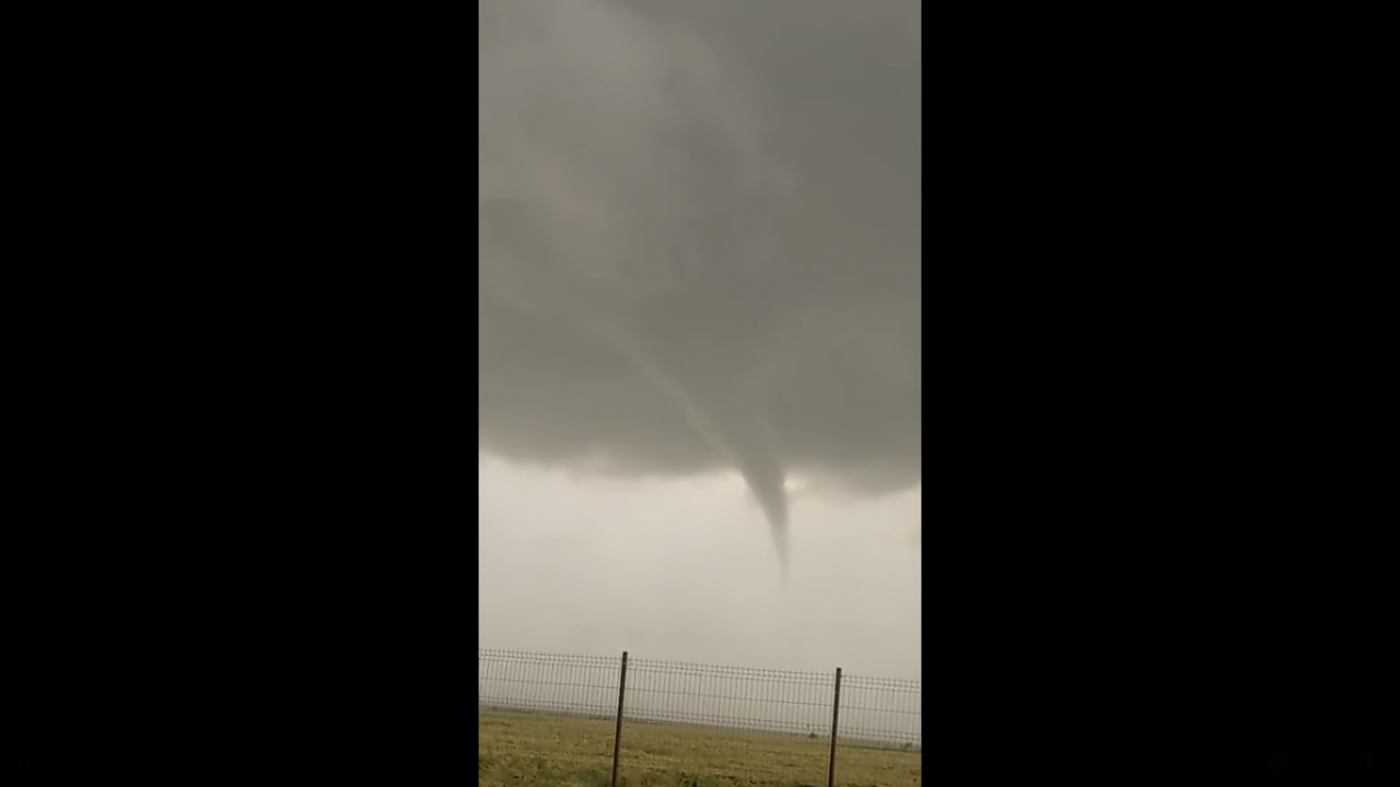 O tornadă de mici dimensiuni a fost filmată în Constanța