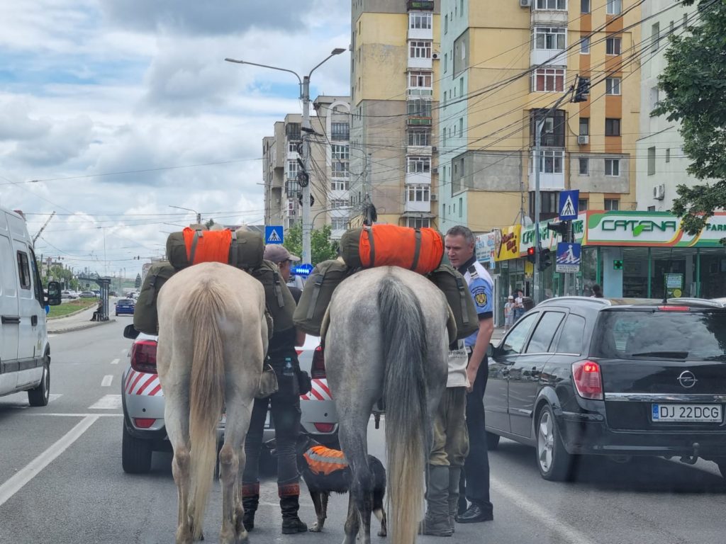Doi turiști străini, care vizitează călare cetățile medievale din Europa, s-au rătăcit prin Craiova în drumul spre Castelul Bran (VIDEO)