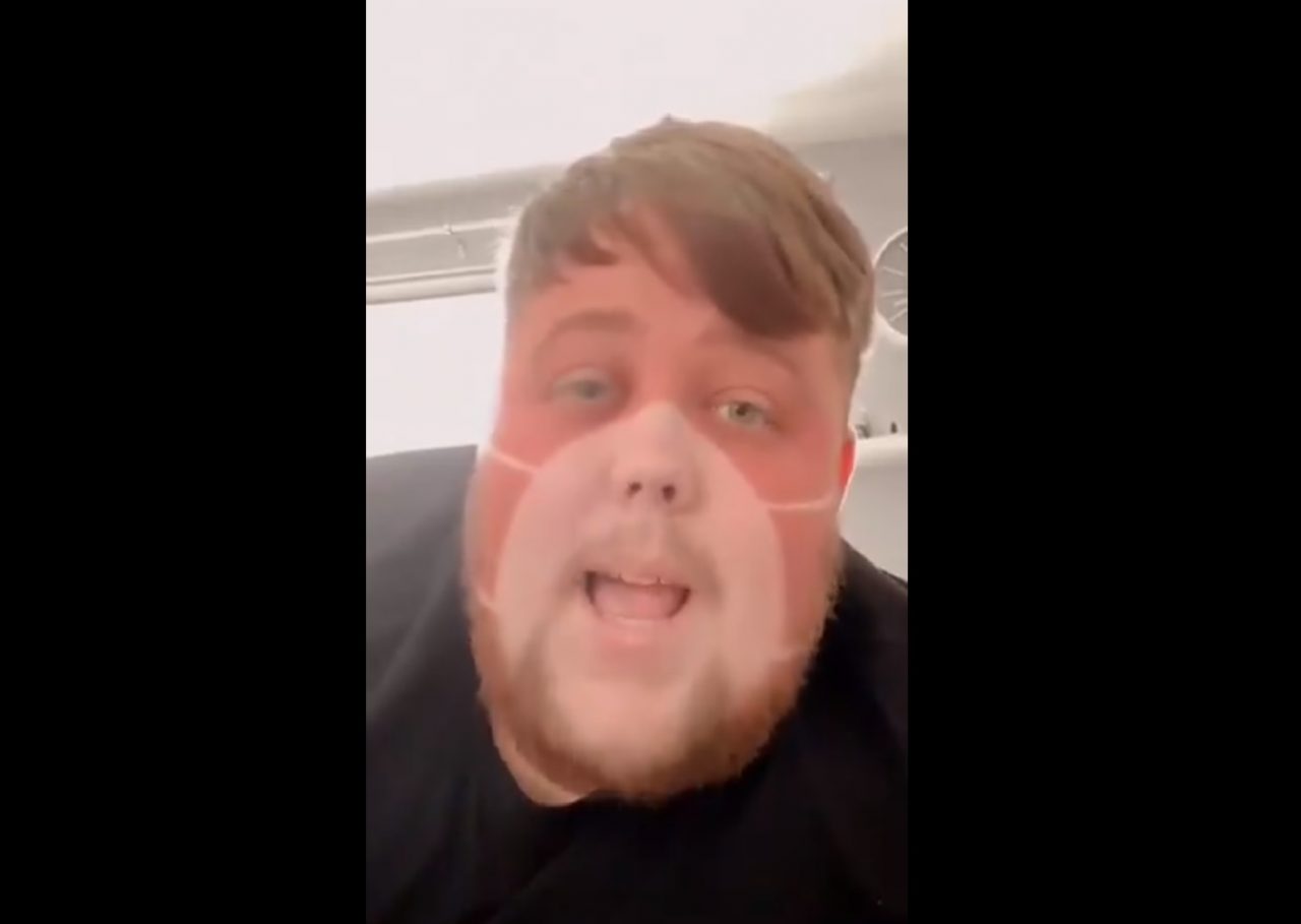 Un video a devenit viral în doar câteva minute după ce un bărbat a mărturisit cu tristețe că s-a bronzat cu modelul măștii de protecție pe față
