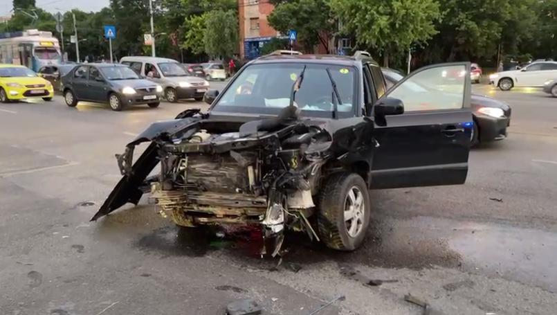 Accident provocat de un șofer urmărit de polițiști, în Craiova. O tânără de 20 de ani a ajuns la spital (VIDEO)