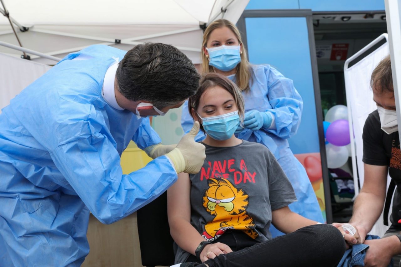 Restricții severe în New York: Copiii de peste 5 ani trebuie să facă dovada vaccinării pentru a avea acces în restaurante, teatre și la activități sportive