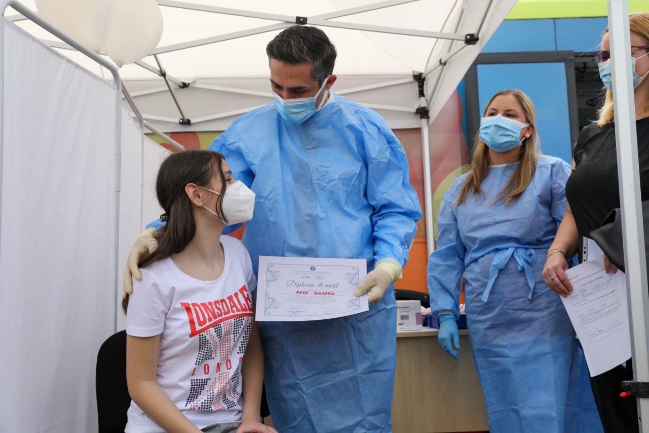 De ce cumpără autoritățile adrenalină înaintea începerii vaccinării anti-COVID la copii de 5-11 ani