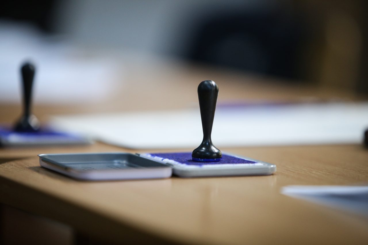 S-au deschis secţiile de votare pentru alegerile locale parţiale