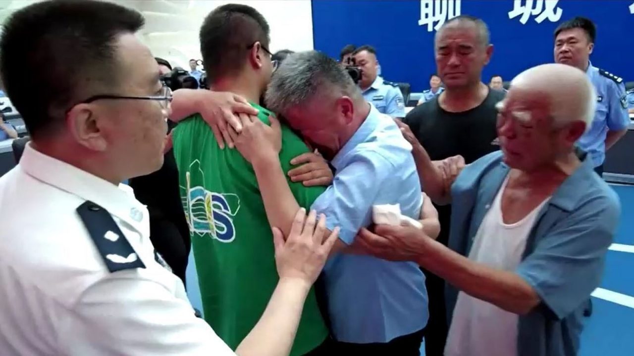 Un tată din China și-a găsit fiul răpit după ce l-a căutat 24 de ani. Dispariția a inspirat un film în 2015