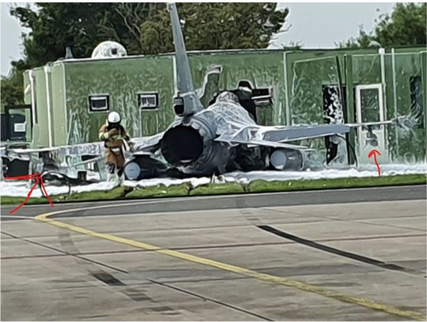 Un avion belgian de tip F-16 a intrat într-o clădire la decolare. Pilotul s-a catapultat