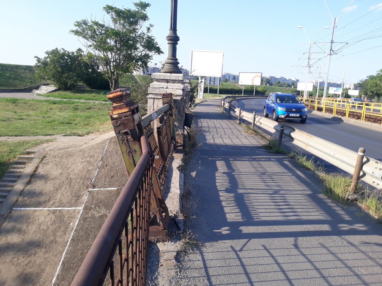 Imagini revoltătoare. Balustrada vechiului Pod Ciurel, în pericol să se prăbușească. Administrația Străzilor dă vina pe vechile conduceri pentru lipsa investițiilor de peste 30 de ani – FOTO