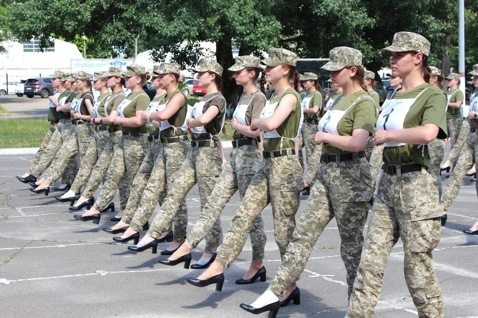 Scandal în Ucraina! Femeile din armată, obligate să defileze în tocuri